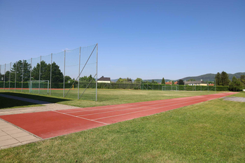 Der Sportplatz.