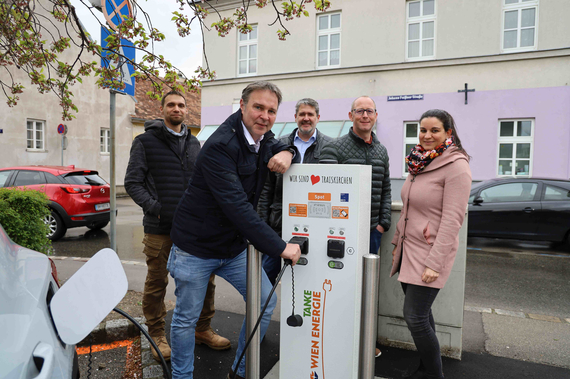 Bgm. Andreas Babler steckt ein E-Auto an die neue Tankstelle an.