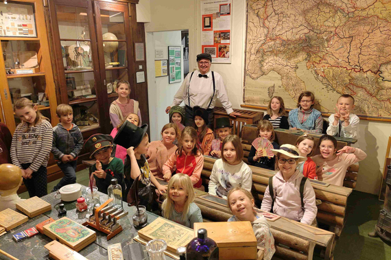 Ferien zu Hause Kindergruppe im Museum.