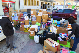 Große Menge an Spenden vor dem Spendenlager