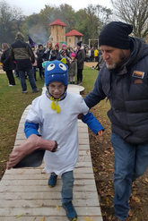 Kinder und Besucher*innen beim Gruselpfad.