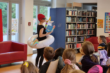 Lena Raubaum in der Stadtbibliothek