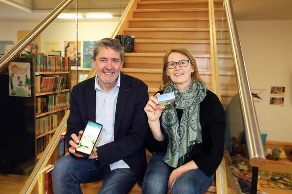 STR Markus Tod und Stadtbibliotheksleiterin Christa Majnek