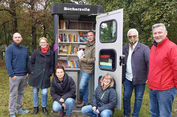 Grafittikünstler Stefan Fenzal, Bibliotheksleiterin GR*in Christa Majnek, Ortsvorsteherin Wienersdorf GR*in Alexandra Kropf, Bgm. Andreas Babler, Claudia Skrianz, STR Franz Muttenthaler, GR Robert Eichinger.