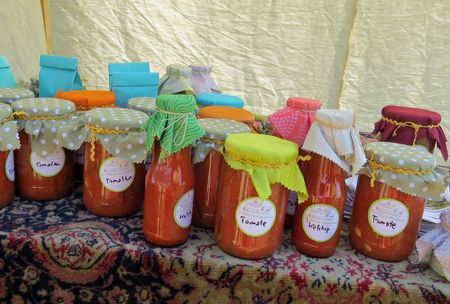 Gläser mit selbstgemachten Chutneys.