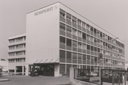 Semperit Gebäude von außen 1989.