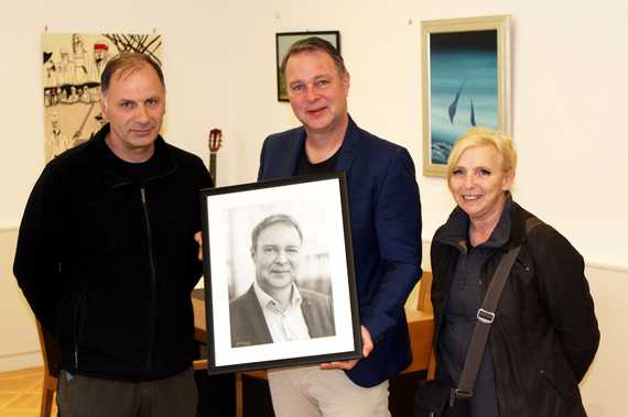 Bürgermeister Andreas Babler und Personalvertreterin Helga Bubenik mit dem meisterhaften Portraitkünstler Vahid Sulejman