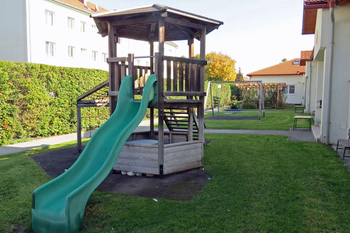 Garten mit Rutsche.