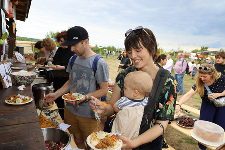 Buffet im Garten der Begegnung © Stadtgemeinde Traiskirchen