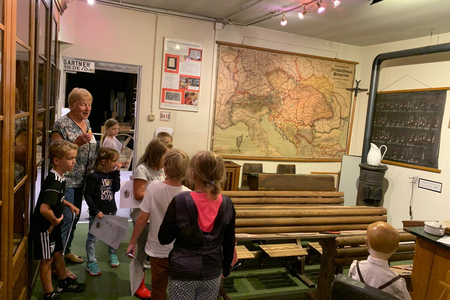 Kinder werden durch das Museum Traiskirchen geführt