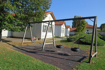 Garten mit Schaukeln.