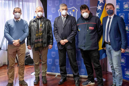 vlnr: Stadtmitarbeiter Bihać; Horst Alic, Gemeinderat Graz; Bgm. von Bihać Šuhret Fazlić; Petar Rosandić, Obmann von SOS Balkanroute; Bgm. von Traiskirchen Andreas Babler.