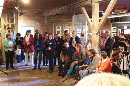 Besucher*innen bei der Ausstellung in der alten Schlosserei.