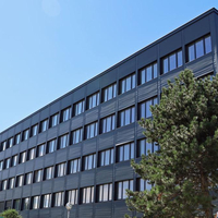 Bürogebäude von außen.
