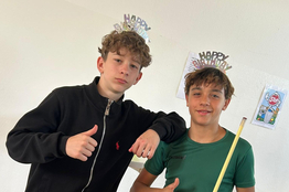 zwei Jungen freuen sich über den Geburtstag während sie Billiard spielen