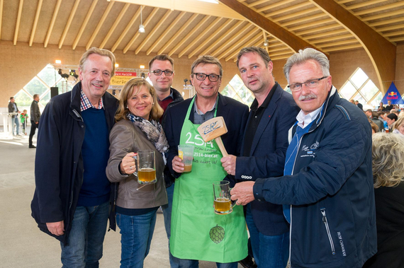 STR Johannes Herbst, STR*in Manuela Rommer-Sauerzapf, Bgm. Andi Babler, Vizebgm. Franz Gartner in der Eishalle beim Bierfest.