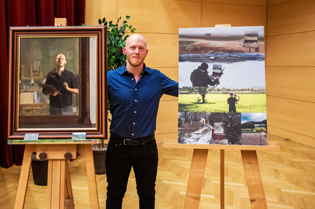 Kulturpreisträger Philip Ackermann mit zwei seiner Werken.