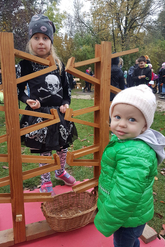 Kinder und Besucher*innen beim Gruselpfad.