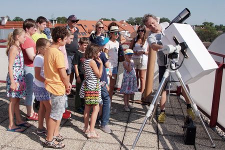 Eine Gruppe Menschen bei der Sonnenführung.