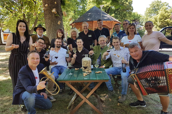 Eine Gruppe Menschen beim Weinfest.