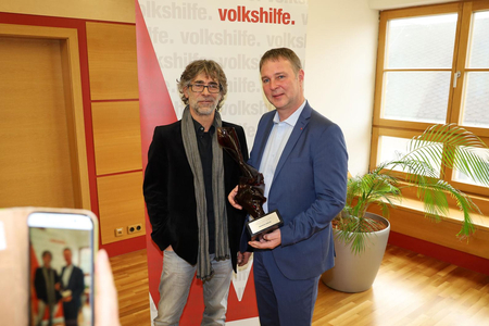 Künstler Jürgen Engelmayr und Preisträger Bgm. Andreas Babler mit dem Preis © Stadtgemeinde Traiskirchen