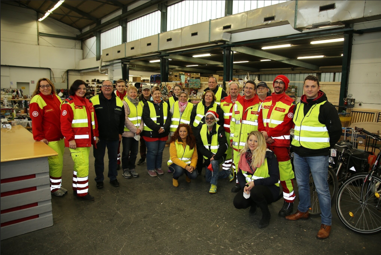 Das Helferteam des ASBÖ-Flohmarktes in der neu übernommenen Halle.