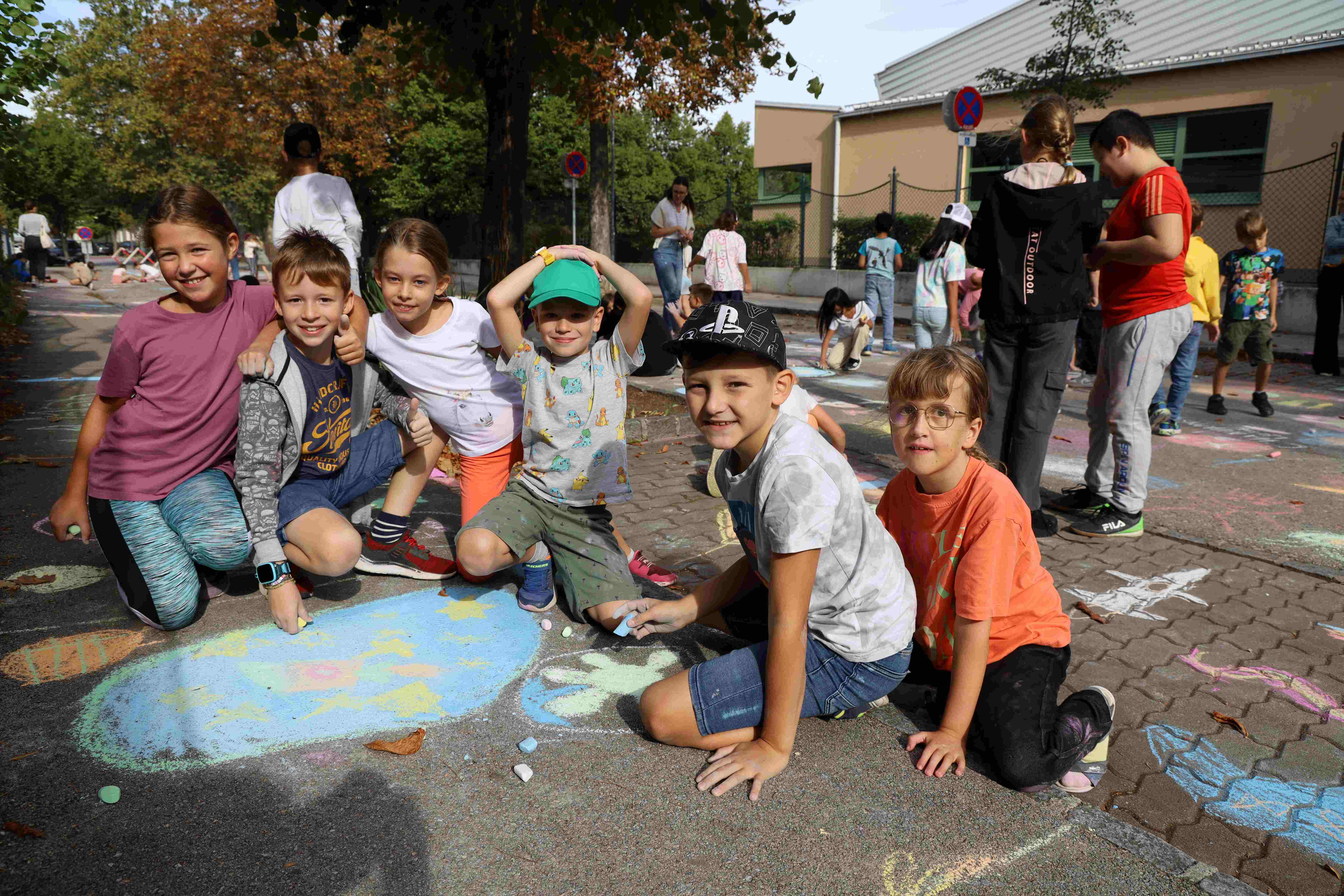 Volkschulkinder bringen Straßen zum Blühen